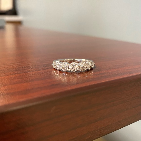 Gorgeous 1ctw Diamond Band - Picture 3 of 8